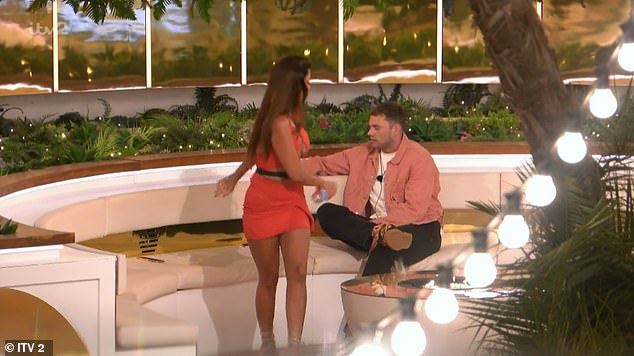 U dramatičnim scenama u petak, 30-godišnja Ekin-su ljutito je bacio piće na 28-godišnjem Curtisu, markirajući mu 'lažljivu' i izjavivši da je 'gotova' s njihovom vezom