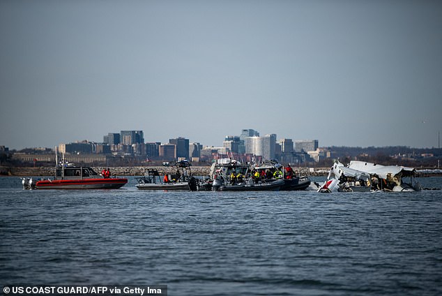 Epstein je radio na katastrofalnom letu zajedno s kolegom sudionicom Danasia Elder (34) i pilotima, kapetanom Jonathanom Campos (34) i prvom časnikom Samuelom Lilleyjem, 29; snimljeno 30. siječnja