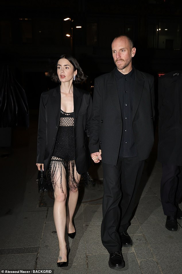 U njihovoj najavi za bebe, par nije otkrio razlog za odabir surogata