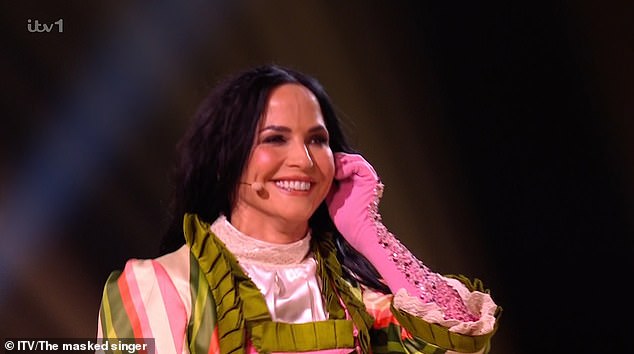 Maskirani pjevači gledatelji ostali su zapanjeni u subotu navečer nakon što su dvije slavne osobe bile maske tijekom posljednjeg dijela emisije ITV (Andrea Corr na slici puža)