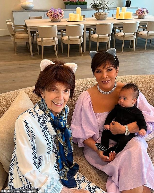 'Sretan rođendan, moj dragocjeni Stormi i Aire! Gledanje vas kako rastete bila je najveća radost - vaša ljubav, smijeh i energija osvjetljavaju nam život! ' Kris je napisao