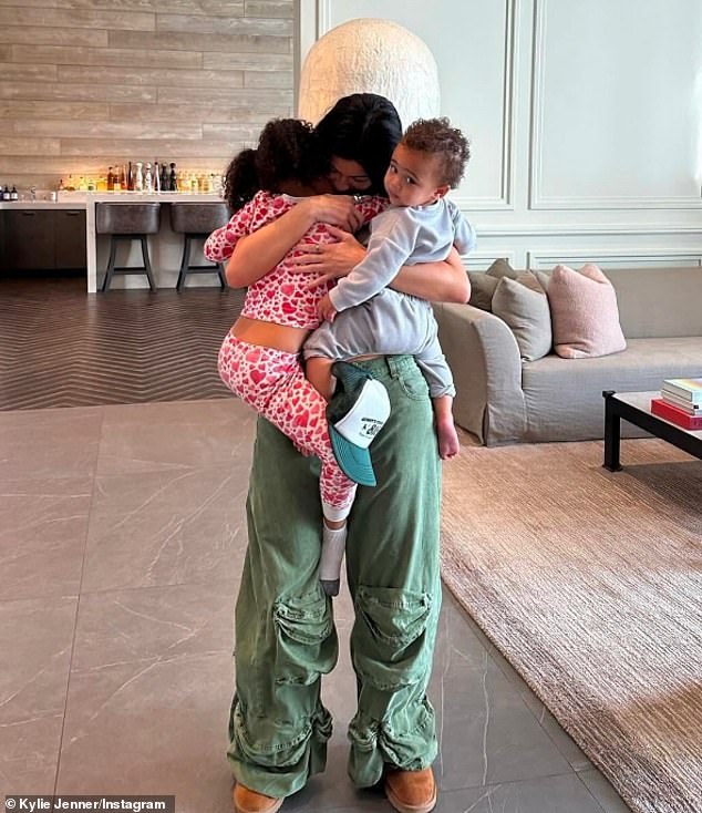 U subotu je 27-godišnjakinja na Instagramu otišla objaviti simpatični videozapis o sebi na otvorenom, privučenih svojoj sedmogodišnjoj kćeri i sinu Aireu ¿koja navršava tri godine 2. veljače