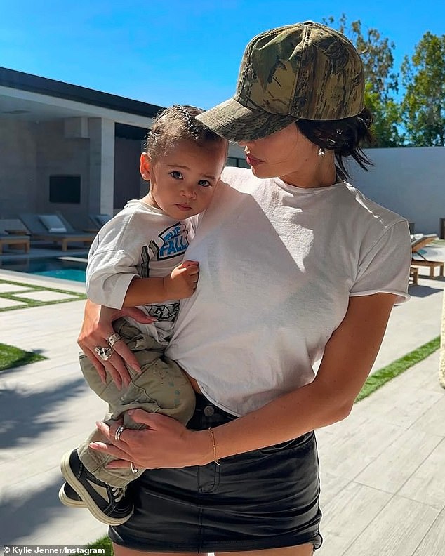 'Volim te do mjeseca i natrag. Ne mogu čekati da vas oboje proslavimo cijeli vikend dugo land, 'Matrijarh je napisao