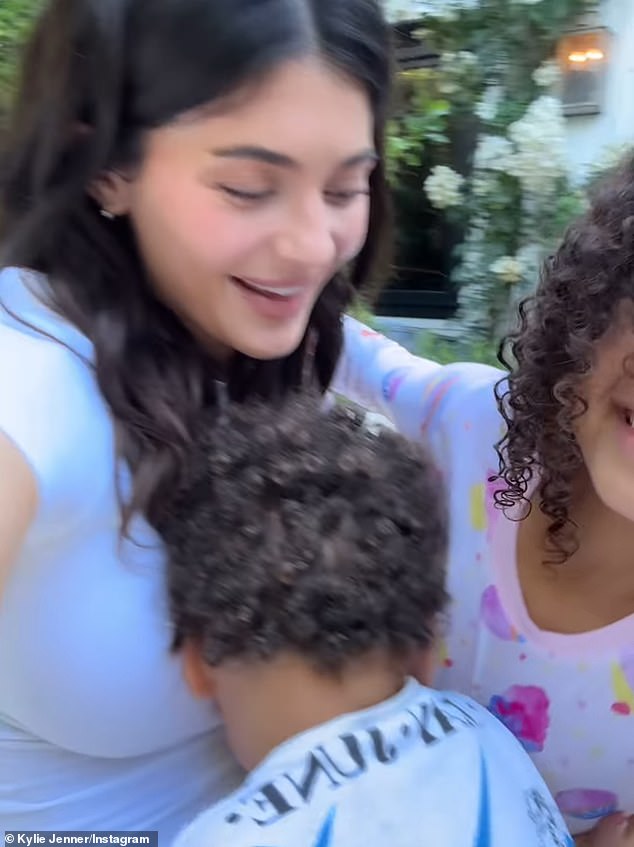 Želeći svojim mladima dobro, milijarder je natpis postao: 'Moj svijet. sretan rođendan mojim bebama '