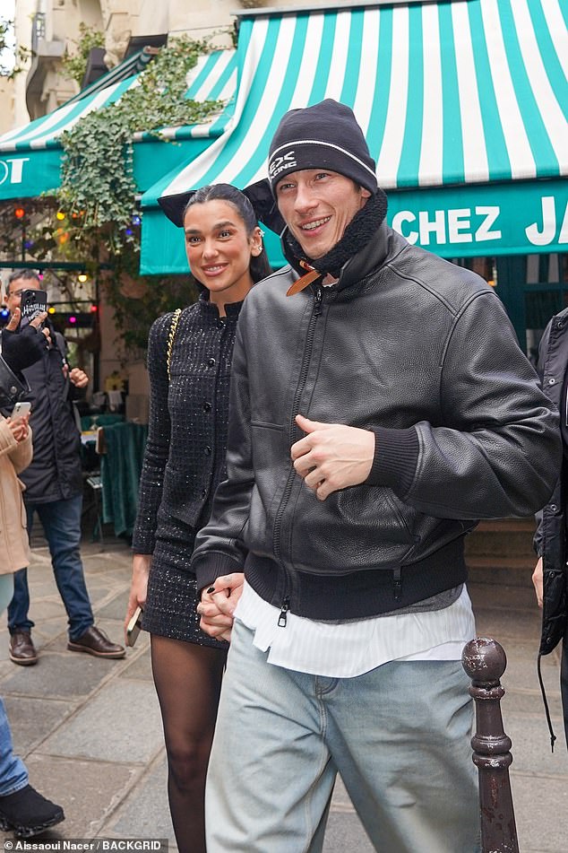 Dua je ubacila svoj potpis Dark zaključava se u konjski rep i nosila malu torbicu preko ramena.