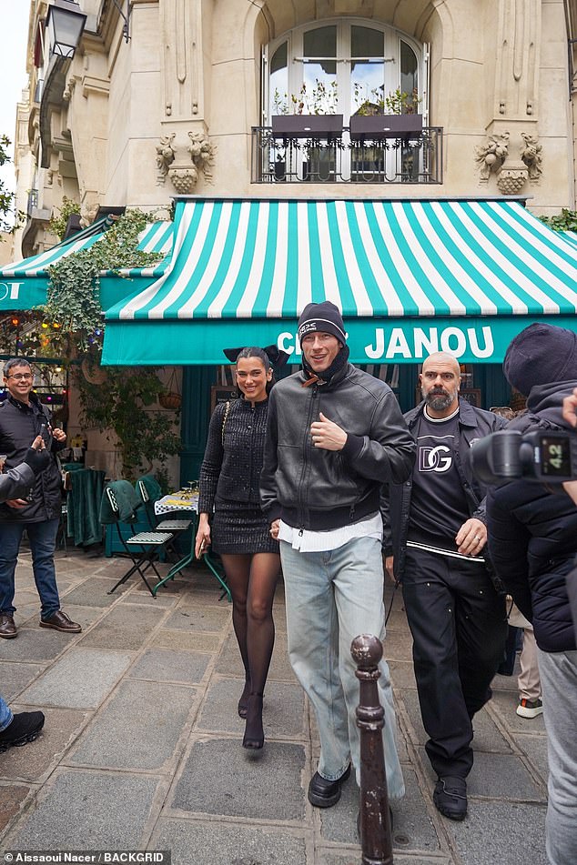 Hitmaker sezone treninga izgledao je tipično glamurozno za tu priliku, odlučujući se za haljinu za ugradnju u obliku obrasca koja se zaustavila nekoliko centimetara iznad koljena