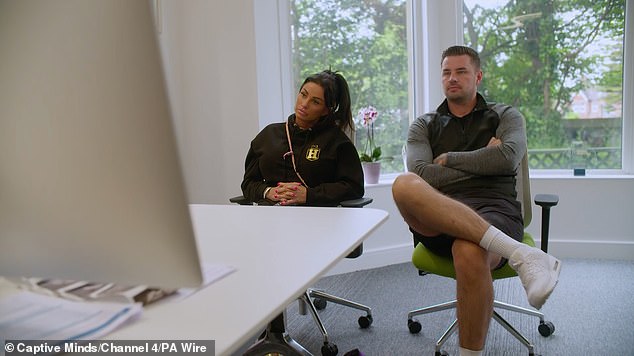 U seriji su Katie i Carl rano rekli da su njihove šanse za uspjeh s IVF -om bile manje od jednog posto. Unatoč tome i stalnim pitanjima u njihovoj vezi, par je odlučio nastaviti s liječenjem