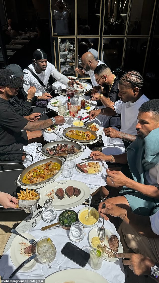 Drake je poprilično proveo na gostoprimstvu zbog svoje pratnje, koji su viđeni kako udara na Beverly na krovu u South Yarra i ručao u trendovskom francuskom restoranu Maison Bâtard