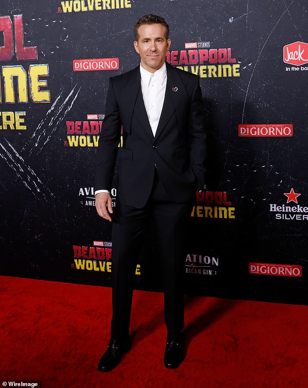 Prema Baldonijevoj izmijenjenoj žalbi, Reynolds ga je navodno nazvao i 