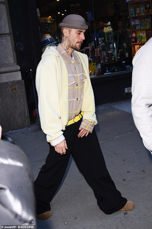 Činilo se da je njegov spušteni izraz odražavao rastuće nagađanja oko njegovog navodno 'neprihvatljivog' ponašanja, što je navodno opteretilo njihov šestogodišnji brak