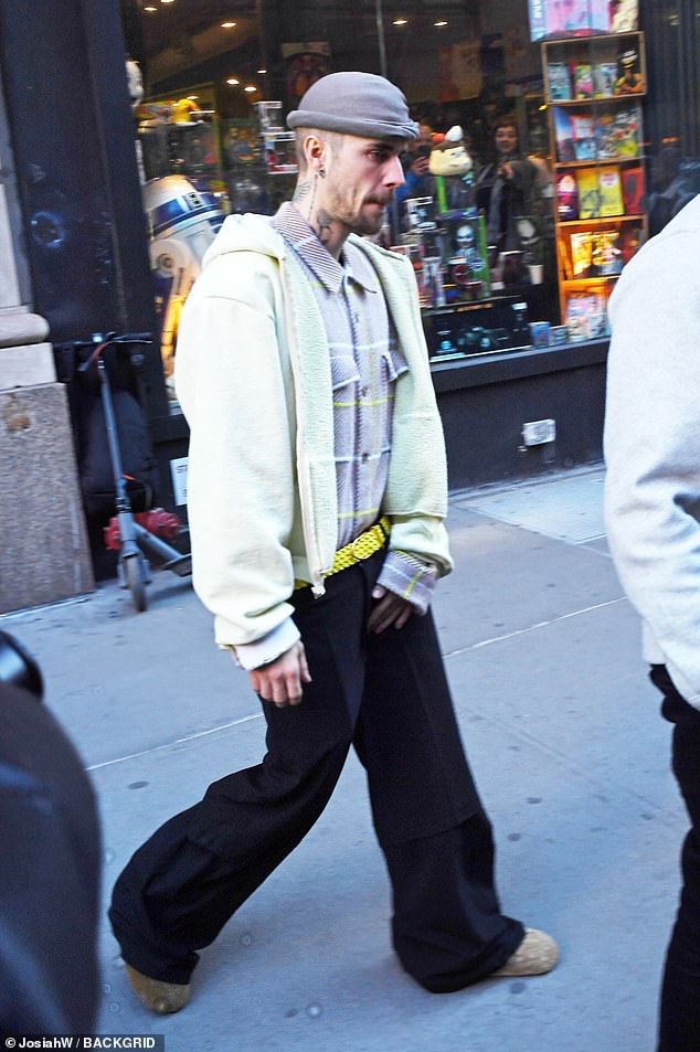 Izgled je dovršio crnim hlačama i nejasnim cipelama poput papuča