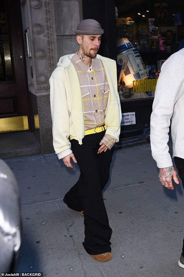 Kretao je užurbanim ulicama Manhattana bez Haileyja uz njega