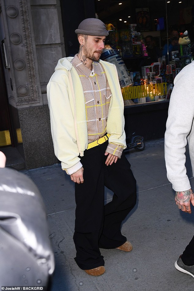 Tridesetogodišnja pop zvijezda bila je odjevena u svoj uobičajeni raščupani šik, navlačivši žutu jaknu preko karirane košulje, uparenu sa sivom zrnom