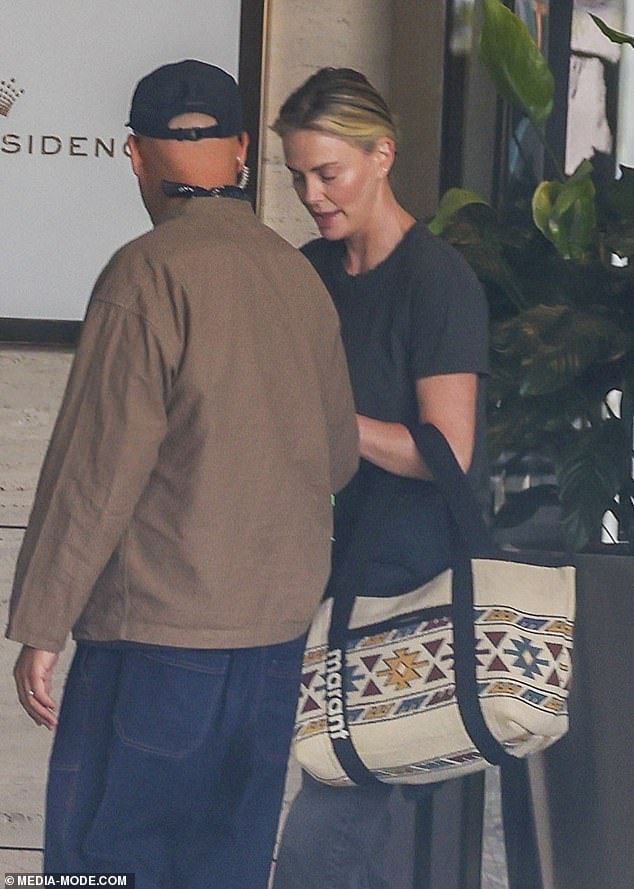 49-godišnjak je također nosio AUD 720 dolara (448 USD) Isabel Marant Tote