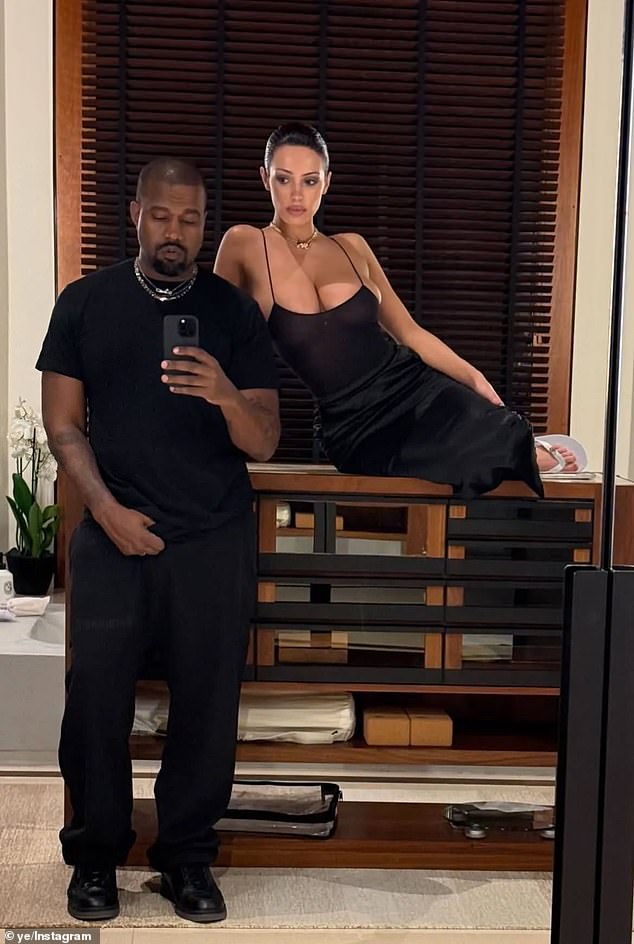 Ponekad će objaviti samo o svojoj supruzi Bianca Censori i dijeliti snimke o njoj u nekim rizičnim odijelima, dok drugi put prolazi na društvenim mrežama i uklanja sav njegov sadržaj