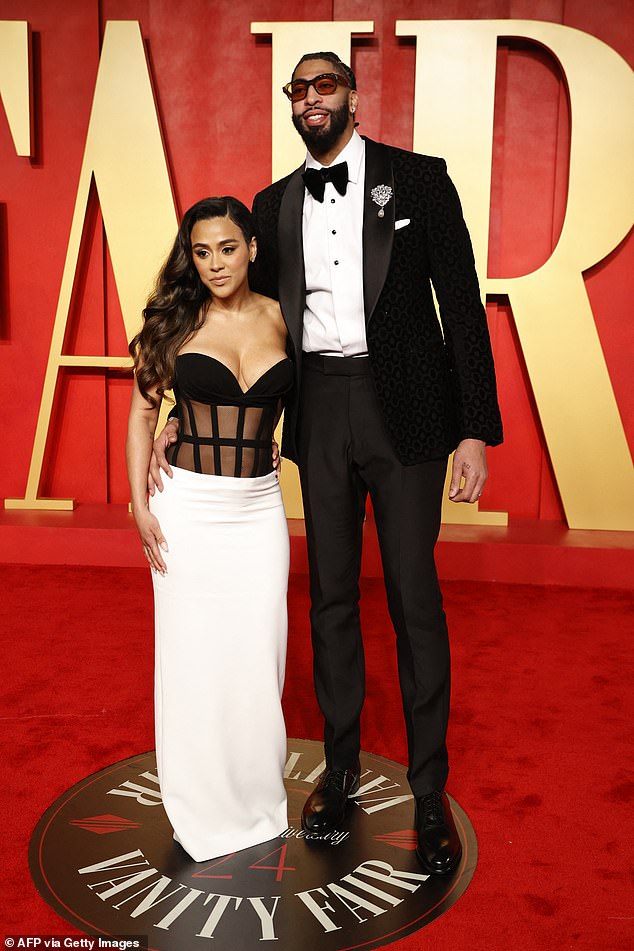 Marlen Davis (L) i američki košarkaš Anthony Davis prisustvuju zabavi Vanity Fair Oscara u Wallis Annenberg Centru za izvedbene umjetnosti u Beverly Hillsu 2024.