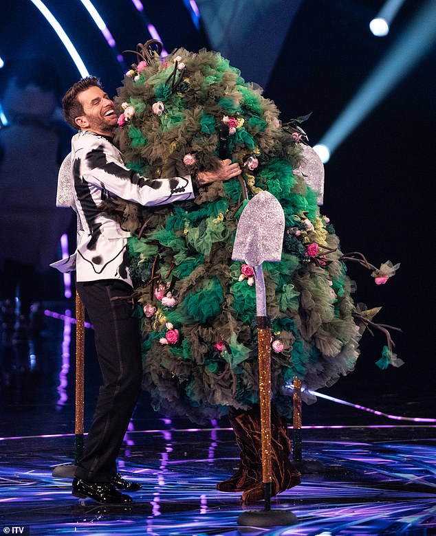 Gledatelji su ostali zapanjeni nakon što je otkriveno da je Kingfisher umjetnik sir Grayson Perry (64, dok je Snail otkriven kao pjevačica Andrea Corr, 50