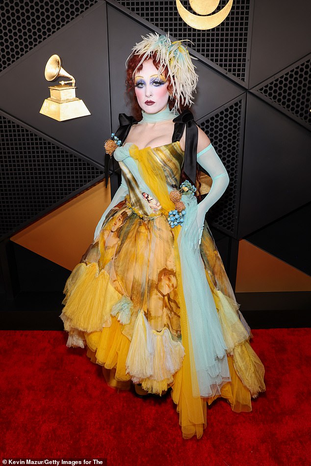 Slojevita, plavo-zlatna marie Antoinette nadahnuta u kojoj se pojavio Chappell Roan bio je zanimljiv, ali pernati glava ostavila je mnogo željenog. Upalila je haljinu s mrežastim rukavicama u boji teala i dramatičnim izgledom šminke koji je odgovarao njenoj haljini