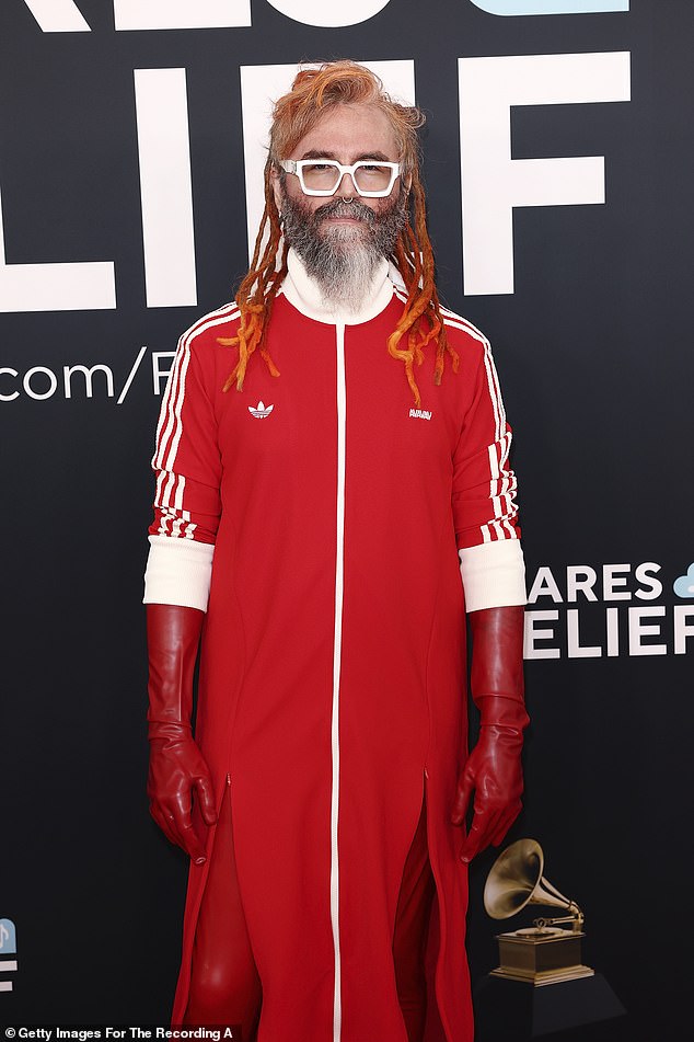 Red-y ili ne! Kanadski glazbeni producent Shaw Everett, koji surađuje s umjetnicima poput Kacey Musgraves i The Killers, izgledao je kao da je spreman oprati neka jela u paru crvene gumene rukavice i haljina Adidas Track