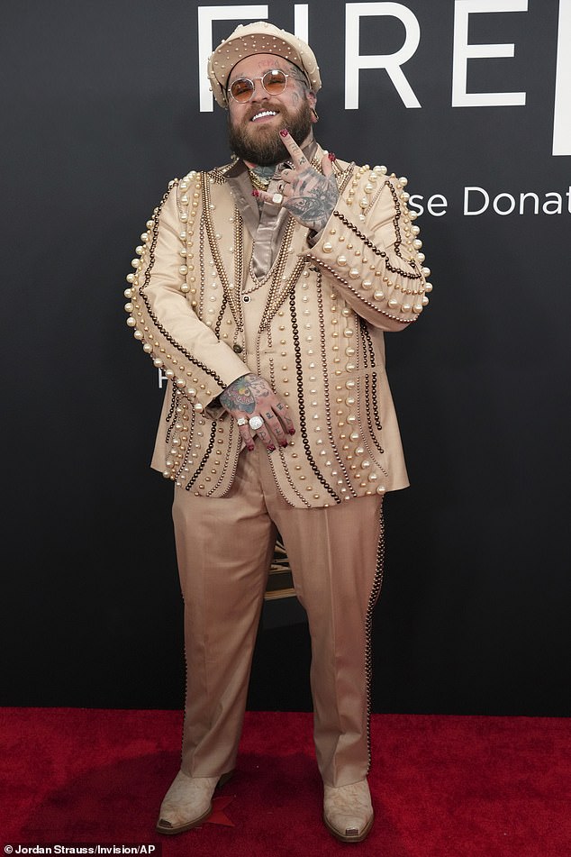 Teddy Swims, koji pjeva hit gubitak kontrole, izveo je dramatično odijelo u zlatnoj boji s tonovima bisera različitih boja. Nosio je i par kožnih kaubojskih čizama i bejzbol kapu s biserom