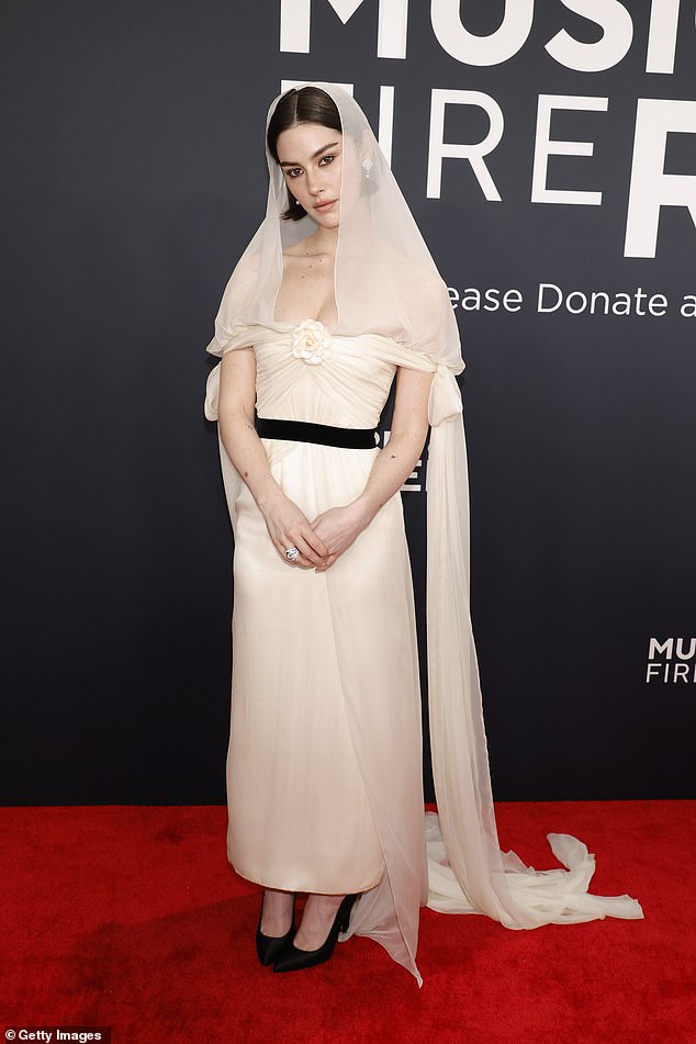 Idete u kapelu? Gracie Abrams nosila je vrlo mladenku haljinu od krem ​​boje, zajedno s maramicom i vlakom. Jednostavno je bila crnim potpeticama i dijamantnim nakitom