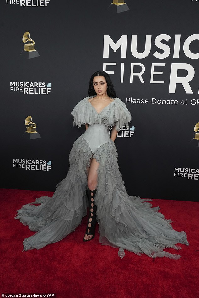 Brata zima? Charli XCX nosio je blagu boje, golubica, ruffled haljina zajedno s tijesnim korzetom i vlakom. Zanimljiv izgled dovršila je s parom crnih potpetica u stilu gladijatora