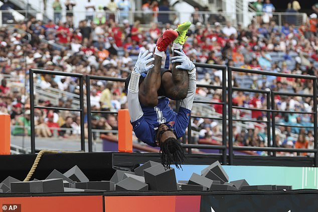 Zvijezda Giantsa Malik Nabers ubacuje u jamu od pjene nakon što je postigao touchdown za NFC
