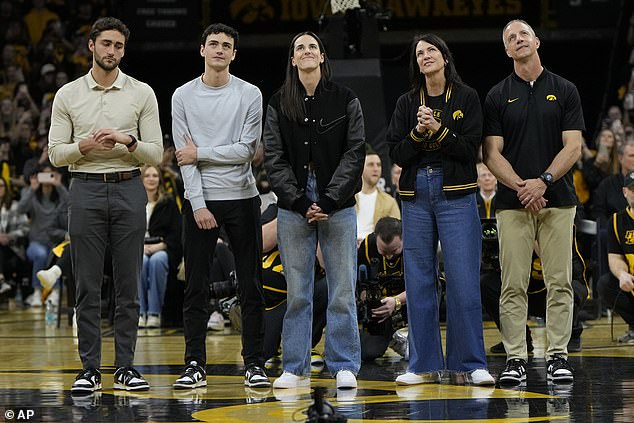 Čuvari groznice pridružila se njezina obitelj na središnjem sudu dok je njezin dres bio podignut na splavi