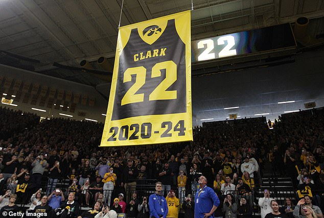 Hawkeyes je povukao njezin dres broj 22 u ceremoniji nakon njihove pobjede od 76-67 nad 4 USC-a