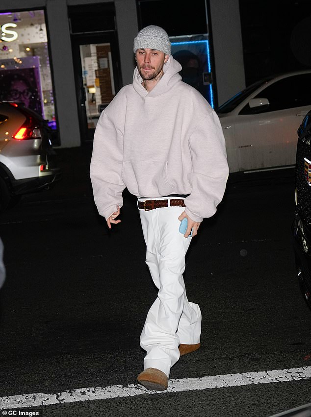 Tridesetogodišnji hitmejker izveo je svoj uobičajeni pretjerano kasuski stil u prevelikim kapuljačama i vrećastim trapericama s benijom i nejasnim papučama