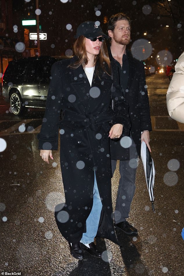 Osnivačica Rhode Skin kasnije je viđena kako nosi kišu u kaputu i trapericama, izgledajući ozbiljno, dok je u pratnji njezinog drhtavog tjelohranitelja koji je zabio pored nje