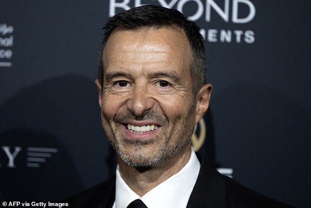 Mendes (gore) je navodno letio u London u nastojanju da uvjeri klub zapadnog Londona