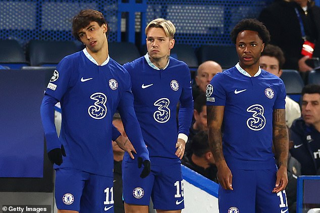 Bivša zvijezda Atletico Madrida Felix, lijevo s Mykhaylo Mudryk (Centar) i Raheem Sterling (desno), borio se za vrijeme igre od svog preseljenja na Stamford Bridge prošlog ljeta