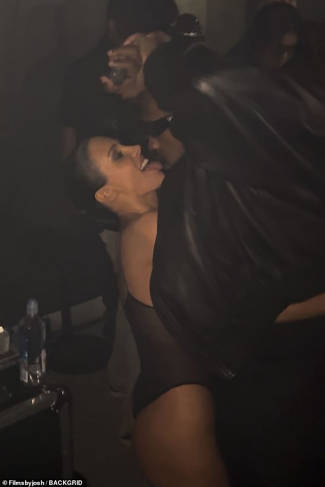 Snimke s događaja pokazale su da se Kanye jako drži sa suprugom, zgrabivši je dno i stavljajući ruke na svaki centimetar njezina tijela