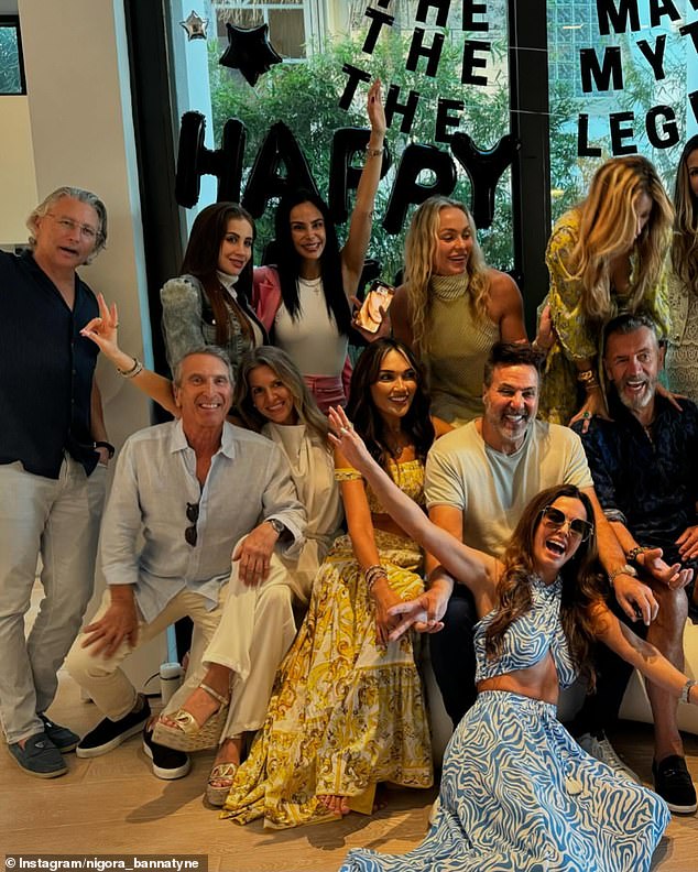 Prijatelji Duncana svi su se okupili kako bi pomogli poslovnom mogulu zabavu noć za svoj 76. rođendan