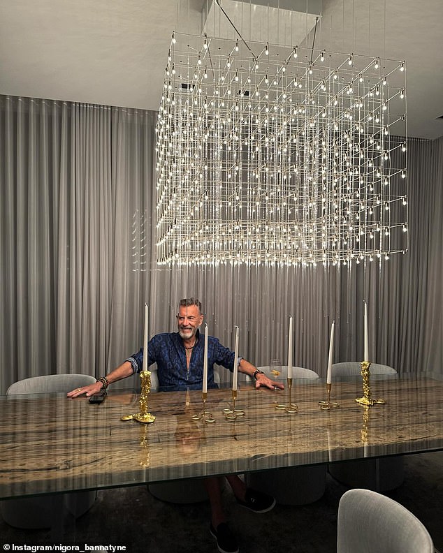 Bivša zmajeva zvijezda Den-a za večer je nosila labavu traper košulju i izgledala je oduševljeno komadima dok je sjedio za velikim stolom