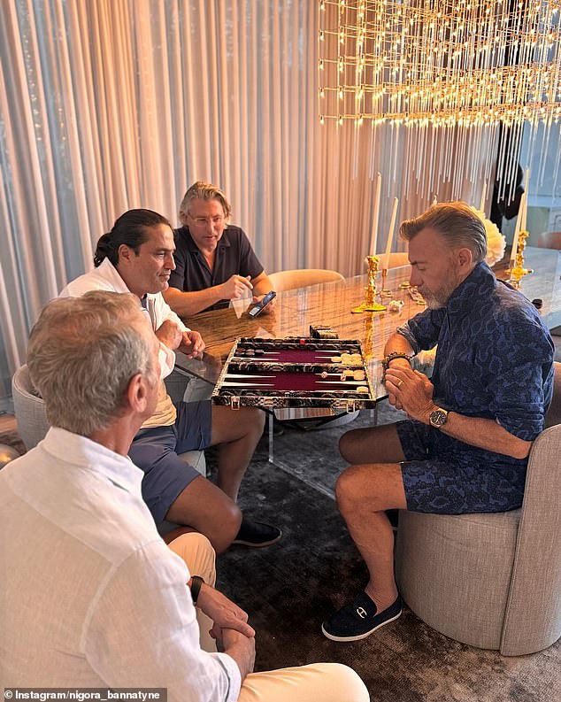 Kasnije su ga vidjeli kako se potpuno usredotočuje na igru ​​s nekim drugim gostima zabave