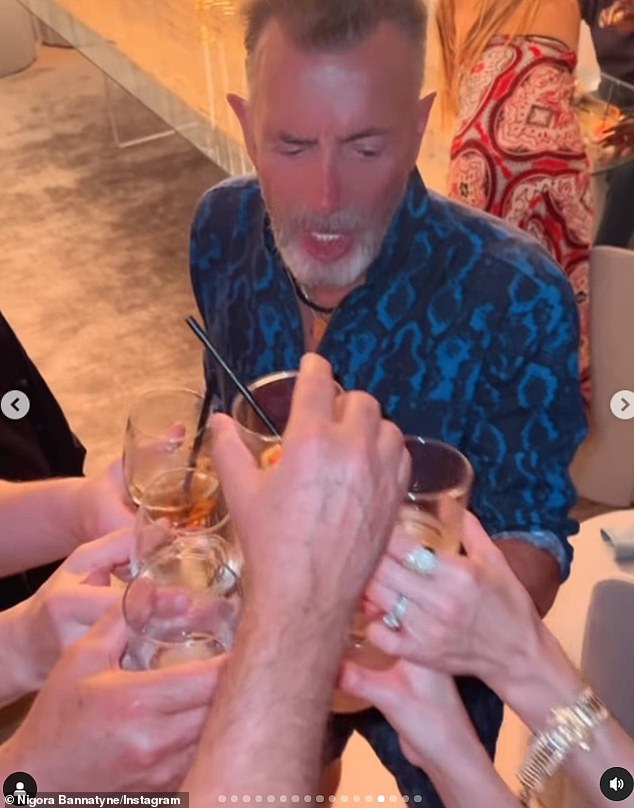 U videu snimljenim vani, prijatelji su svi podigli naočale TV zvijezdi i poželjeli mu sretan rođendan