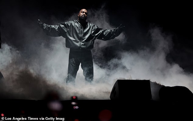 Izvor je rekao: 'Kanye je samo **** uključivao svaku priliku koja mu dolazi. Štos je u Japanu dočekao užas '; na slici nastupa u LA -u 2024.
