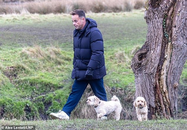 Voditelj 49, zamotan je toplo u mornarskom podstavljenom kaputu dok je hrabrio hladno zimsko vrijeme tijekom izleta s niskim ključem