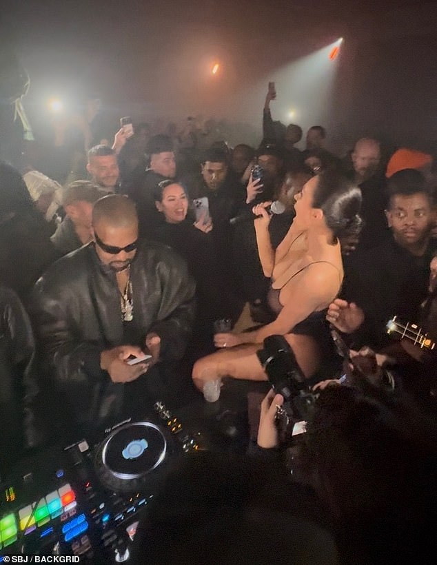 Video iz noći također je pokazao da je Bianca prevrnula svoje vještine karaoke dok je izbacila Adelein hit koji se valjao u dubokom dok je Kanye bio zaokupljen svojim telefonom