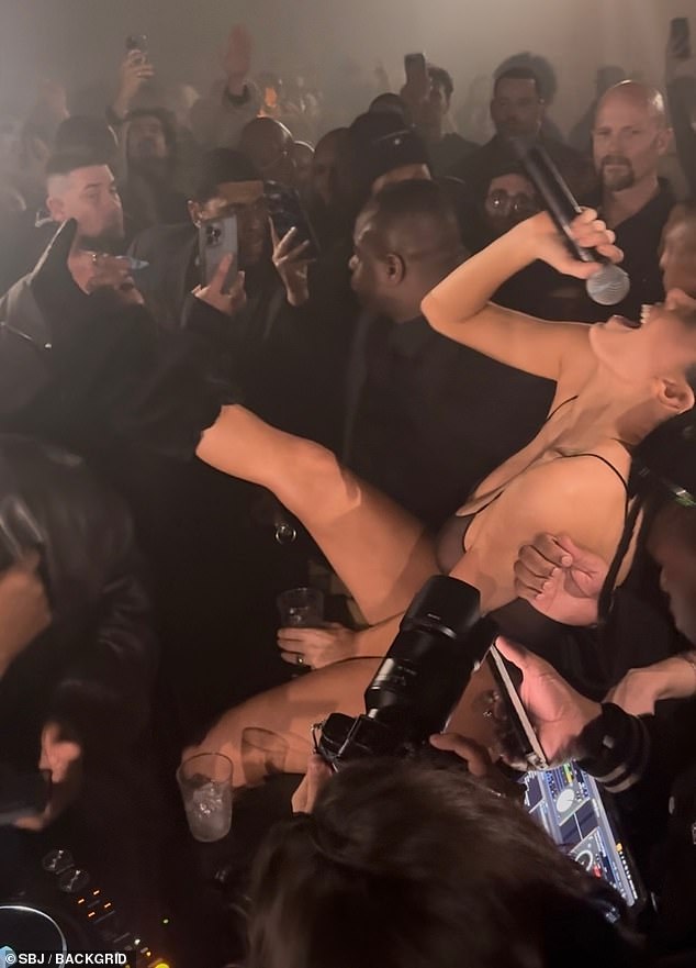 Bianca je nosila bodysuit na divlju zabavu u klubu dnevne sobe, gdje je izvela karaoke, nakon što je par napustio crveni tepih Grammys