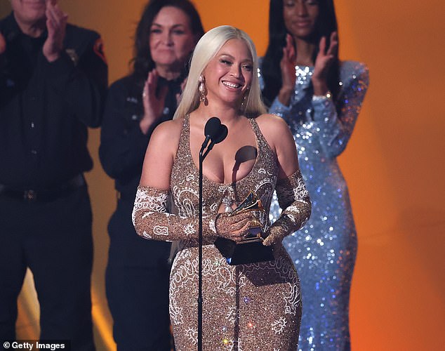 Obrazac slavnih koji zahvaljuju Beyonce tijekom njihovih govora doveo je do teorije zavjere da to moraju učiniti zbog njezinog utjecaja
