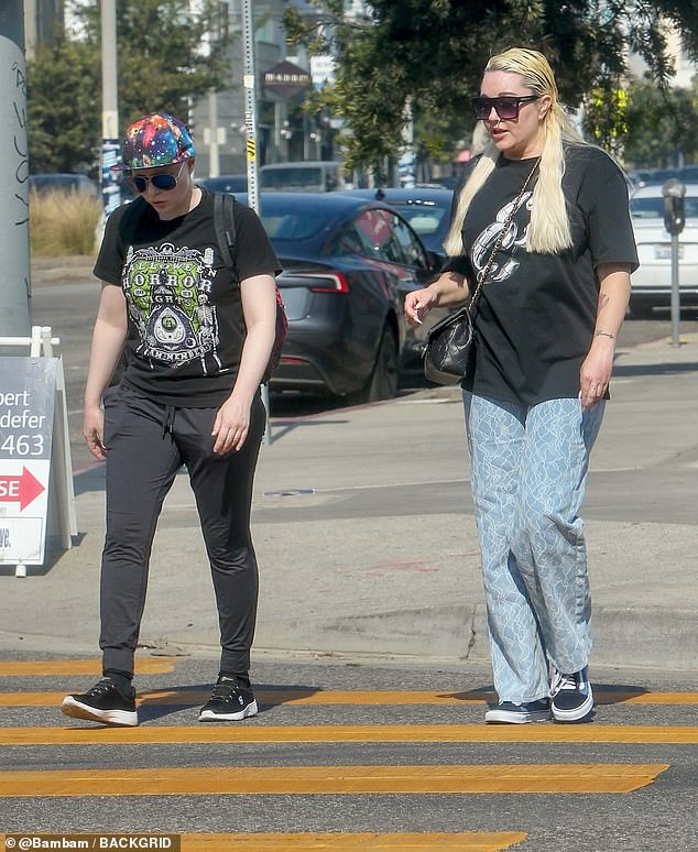 Što djevojka želi zvijezda, 38, nosila je preveliku crnu majicu s grafikom lančane veze s prednje strane