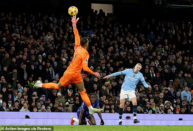 Sanchez je pao nakon niza visokih pogrešaka poput njegovog pozicioniranja protiv Man Cityja, što je dovelo do ovog loba iz Erlinga Haalanda u prošlogodišnjem porazu od 3-1 na stadionu Etihad