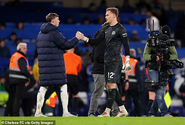 Cole Palmer čestita Filipu Jorgensenu nakon što Chelsea osigura pobjedu od 2-1 nad West Ham