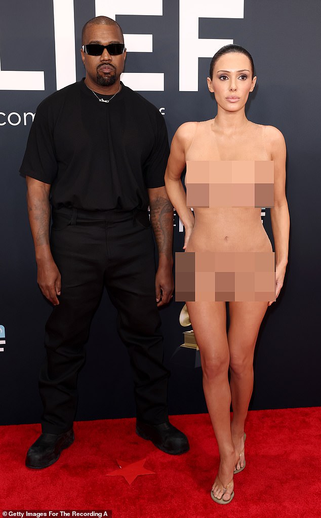U međuvremenu, u obližnjem centru Los Angelesa, North's Stepmam Bianca Censori, 30, nosio je kontroverznu mini haljinu kroz crveni tepih Grammys-a 2025 sa suprugom Kanye, 47