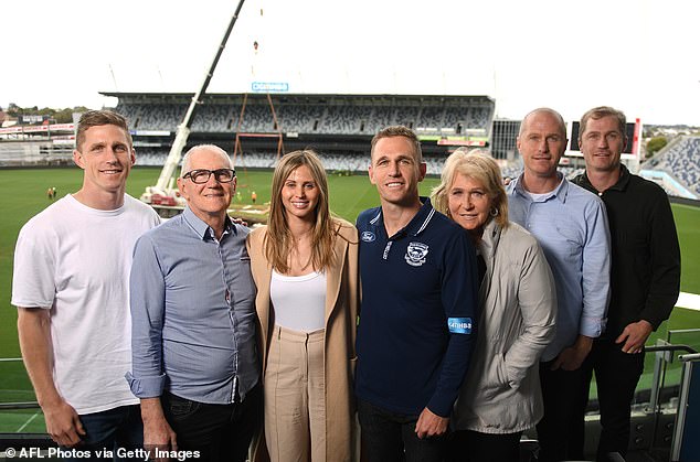 Obitelj Selwood otkrila je svoju devastaciju u izjavi u utorak. Na slici lijevo udesno: Scott, Bryce, Brit, Joel, Maree, Troy i Adam Selwood