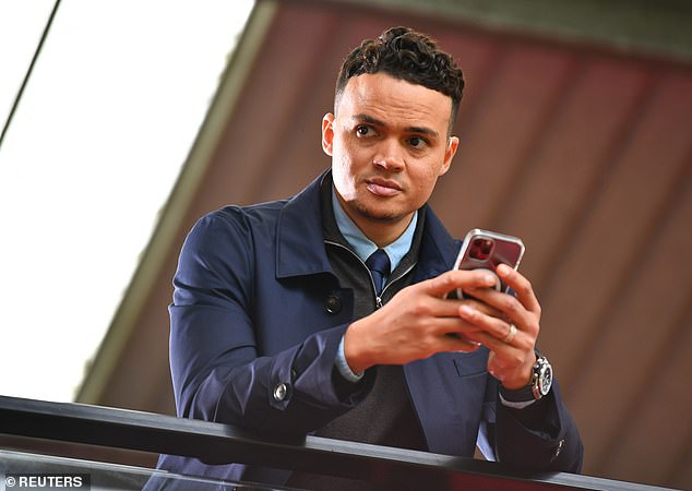 Voditelj Alex Crook i Jenasov kolega bivši bivši pro Troy Deeney također će biti na emitiranju u nedjelju, umjesto redovnih osoba Jim White i Simon Jordan