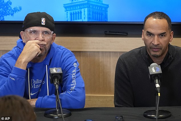 Glavni trener Dallas Mavericks Jason Kidd, lijevo, i generalni direktor Nico Harrison, desno